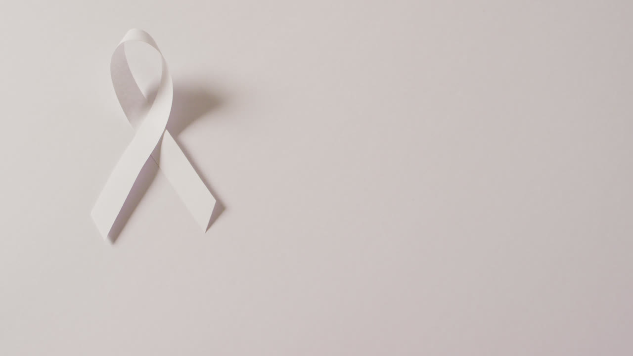Video di nastro bianco per il cancro ai polmoni su sfondo azzurro