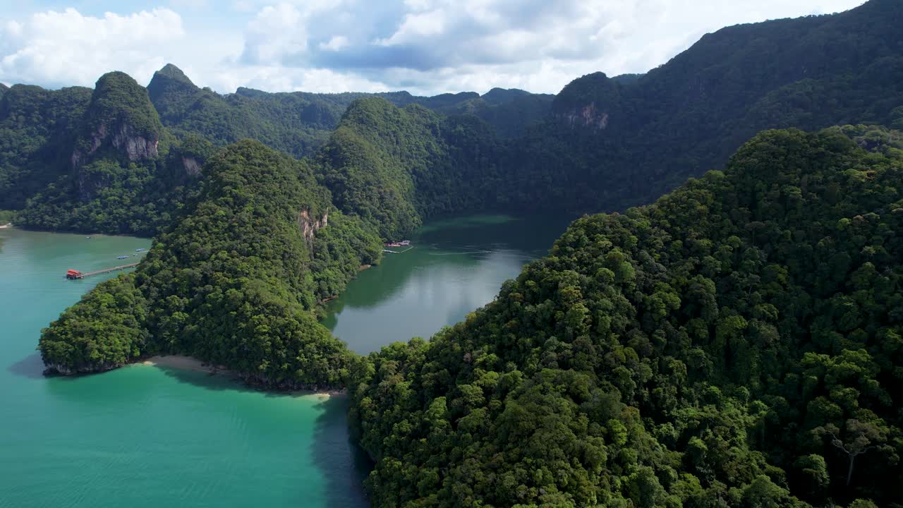 Ripresa rotante delle acque tropicali del Lago Dayang Bunting, Malesia.