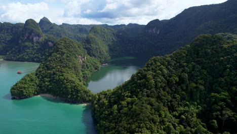 tiro giratorio de las aguas tropicales del lago dayang bunting, malasia