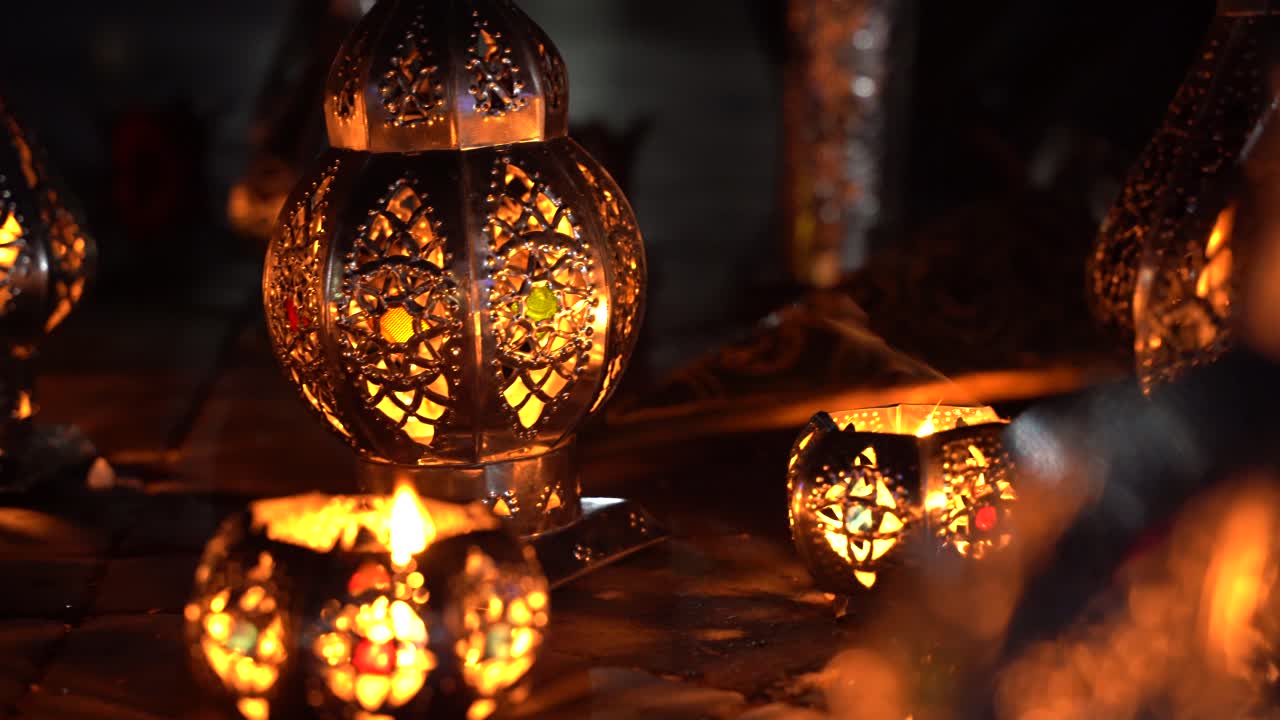 모로코 마라케시 거리에서 판매되는 화려한 램프