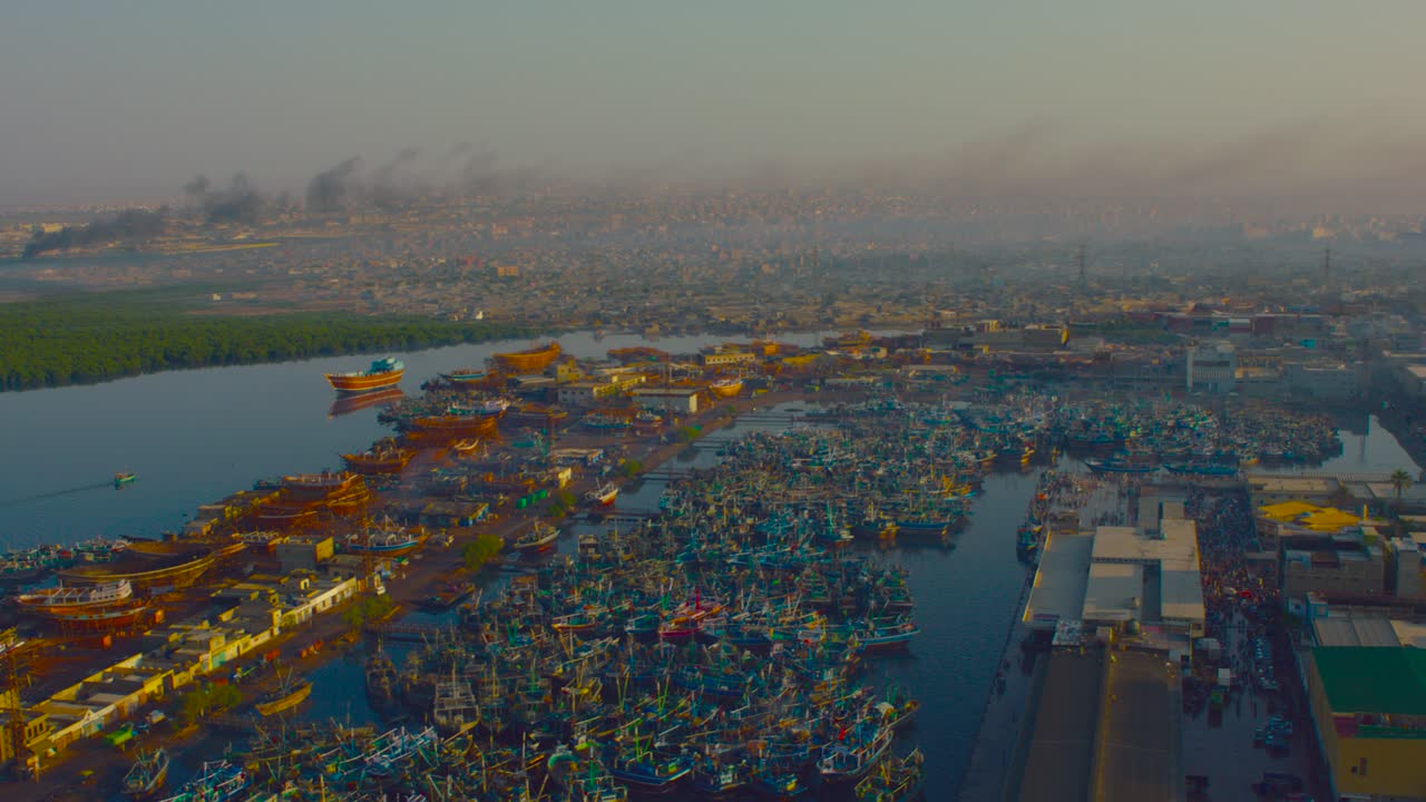 una vista superior de la sociedad de pesca y pescadores con cientos de barcos