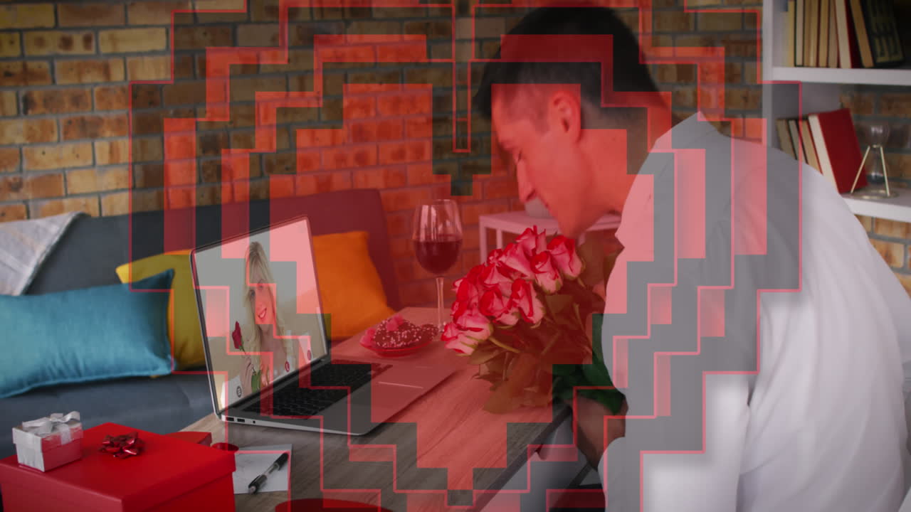 노트북에서 비디오 통화를 하는 동안 꽃봉오리를 들고 있는 백인 남자의  ⁇ 은 심장 박동