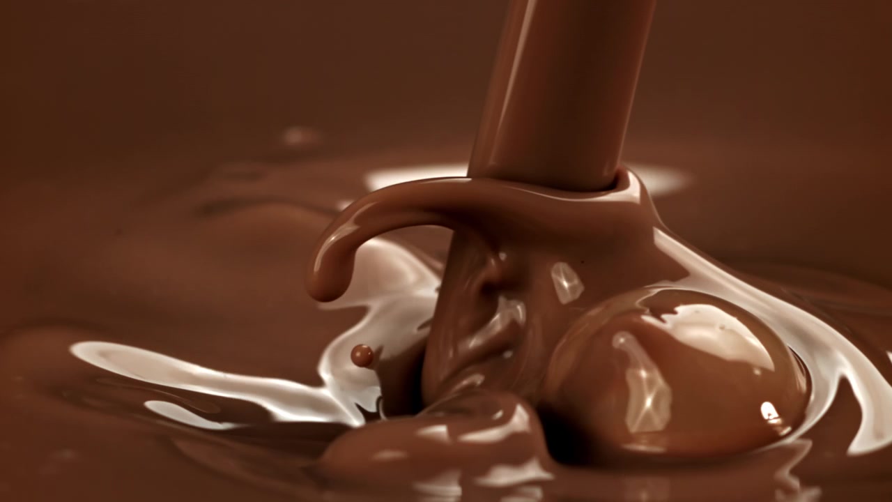 Delizioso cioccolato fuso che cola al rallentatore