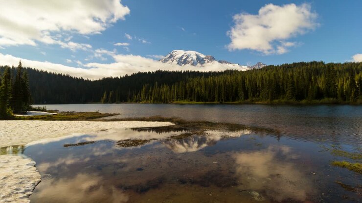 Time-lapse di nuvole e cielo sopra il Monte Rainier con riflesso nello Stato di Washington