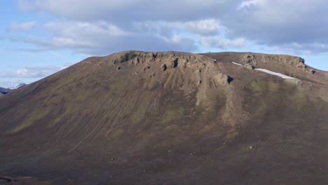 Luftdrohnenaufnahme-Mit-Einer-Umlaufenden-Bewegung-Nach-Links,-Mit-Blick-Auf-Einen-Grünen-Und-Rhyolithischen-Berg-In-Landmannalaugar-In-Der-Nähe-Des-Stutur-Kraters