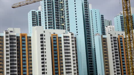 disparo de coche en movimiento de apartamentos de gran altura en hong kong asia