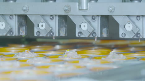 sistema de transporte de paquetes almacén latas de alimentos que se llenan con ingredientes por dispensadores automatizados fábrica moderna configuración de la eficiencia en la producción