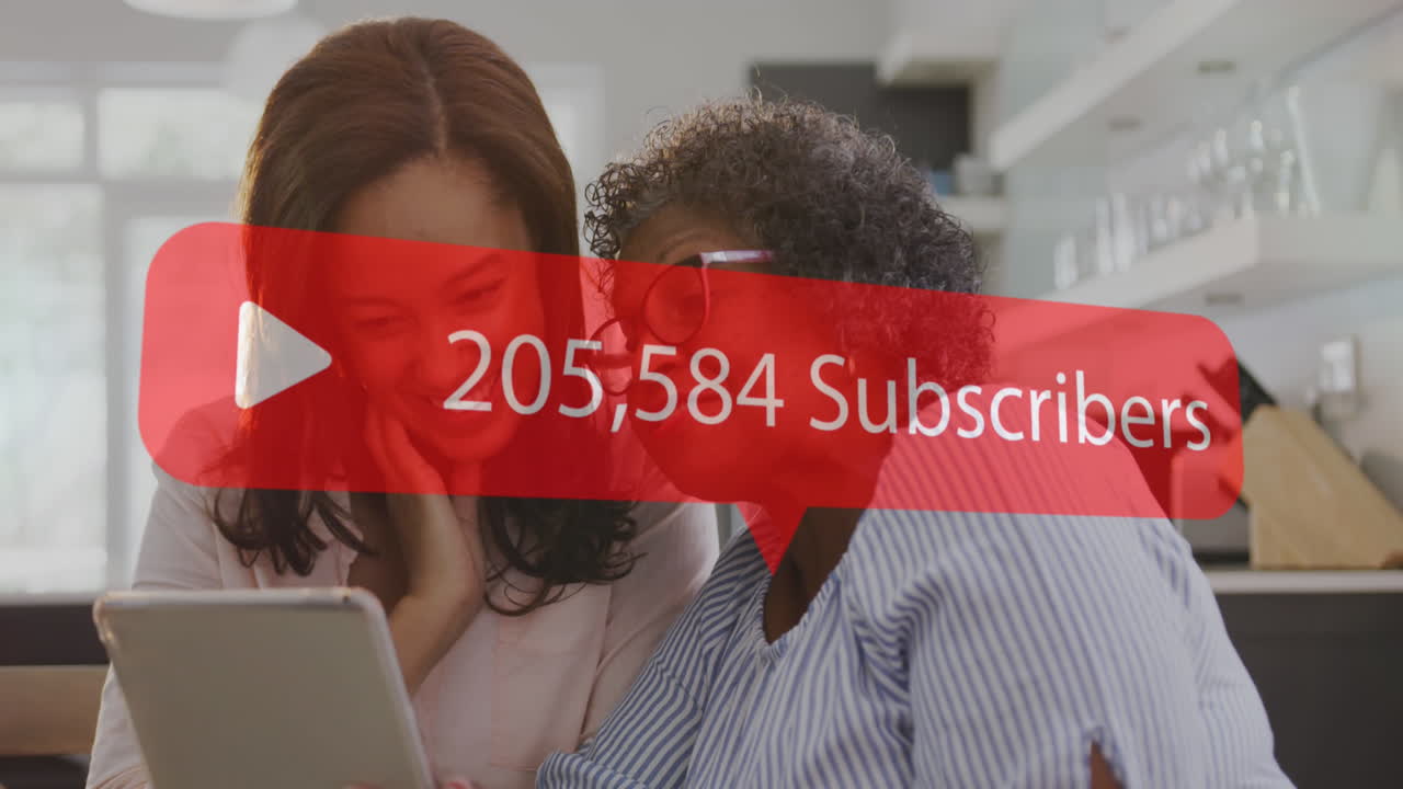 animación de burbuja de habla con suscriptores texto sobre dos mujeres usando tableta y sonriendo en casa