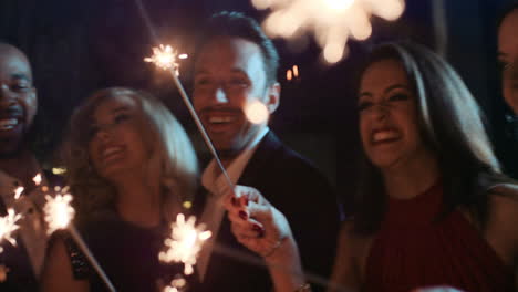 grupo sexy de amigos en una fiesta glamorosa iluminación chispas