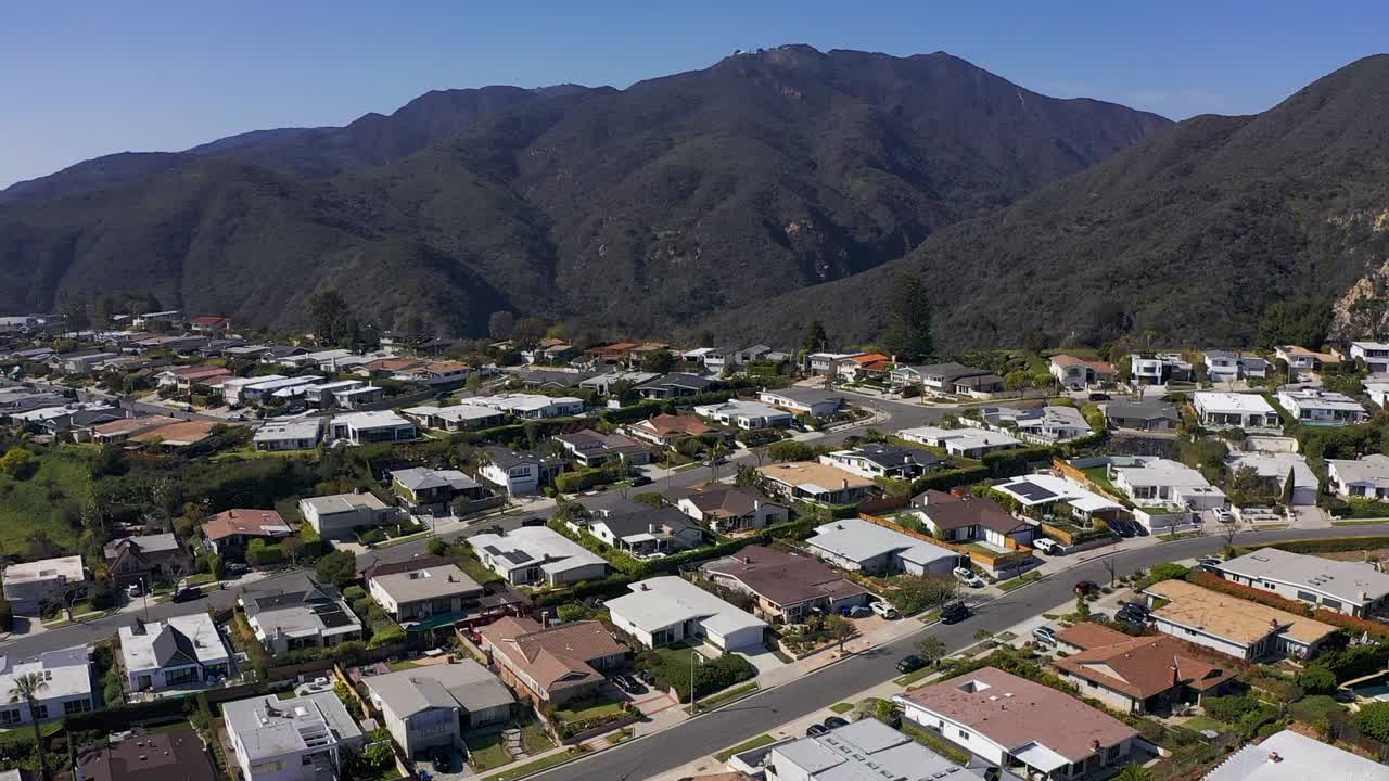 toma aérea panorámica de una comunidad de viviendas en los acantilados sobre malibu, california