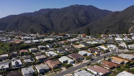 Panning-aerial-shot-of-a-housing-community-on-the-bluffs-above-Malibu,-California