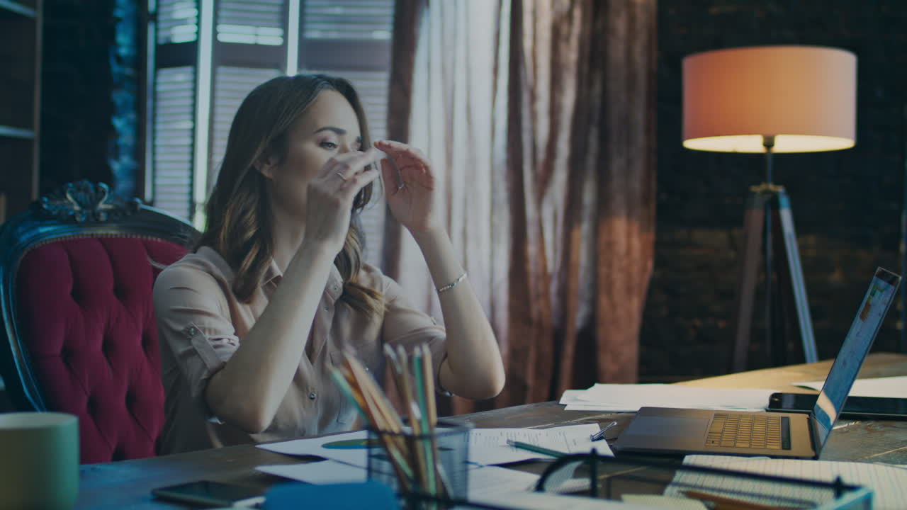 mujer de negocios trata de encontrar un error en el informe de datos. mujer jefe de planificación de negocios