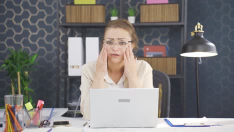 mujer de negocios mirando su piel arrugada y áspera.