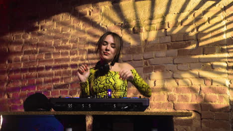 Woman-with-headphones-djing-at-the-disco