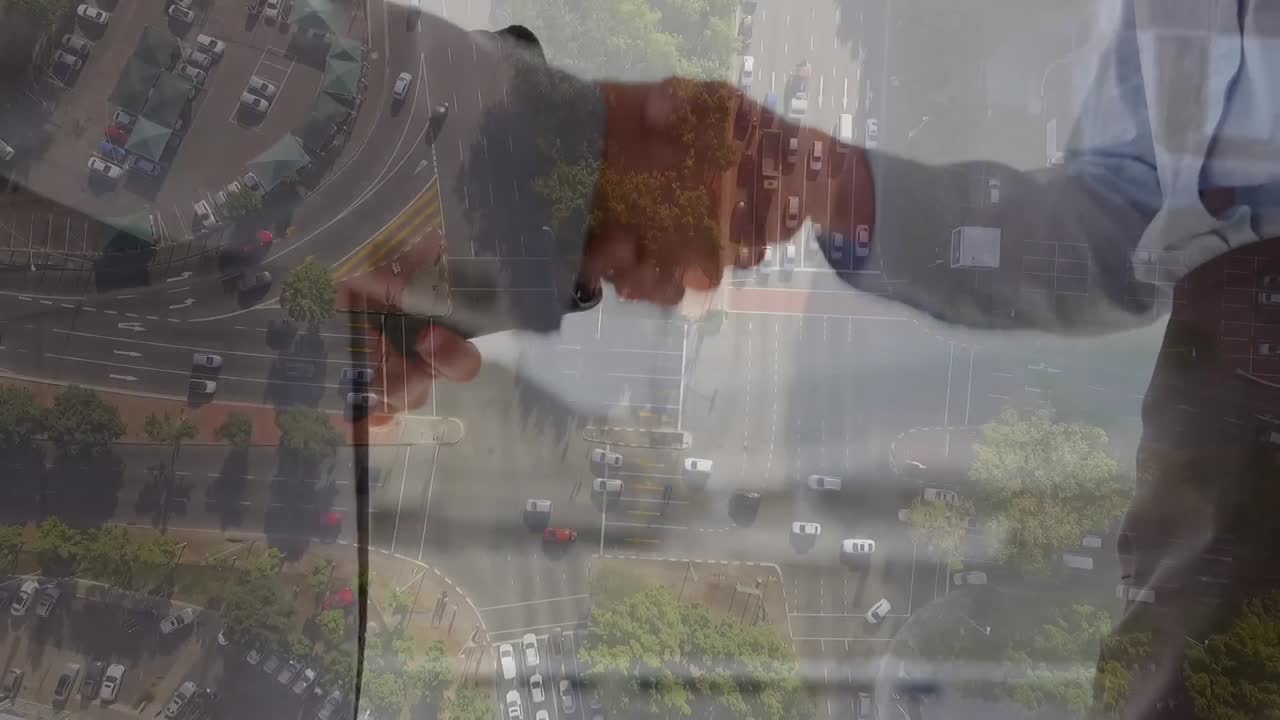 sección media de un hombre de negocios y una mujer de negocios estrechando las manos en la oficina sobre una vista aérea del paisaje urbano