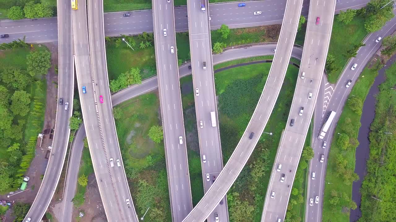 고속도로 도로 교차로 및 고속도로 고속도로의 상단 전망