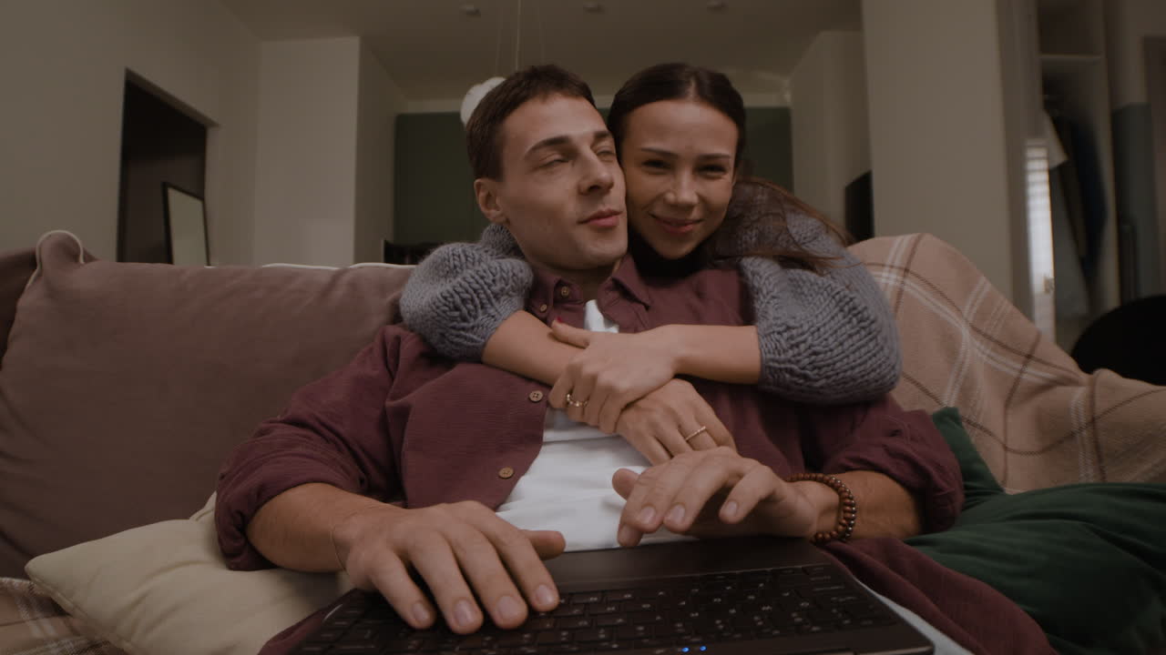 pareja trabajando juntos en una computadora portátil