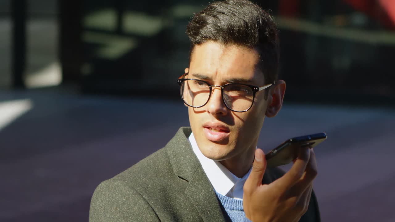 Forretningsmand taler i mobiltelefon på gaden 4k