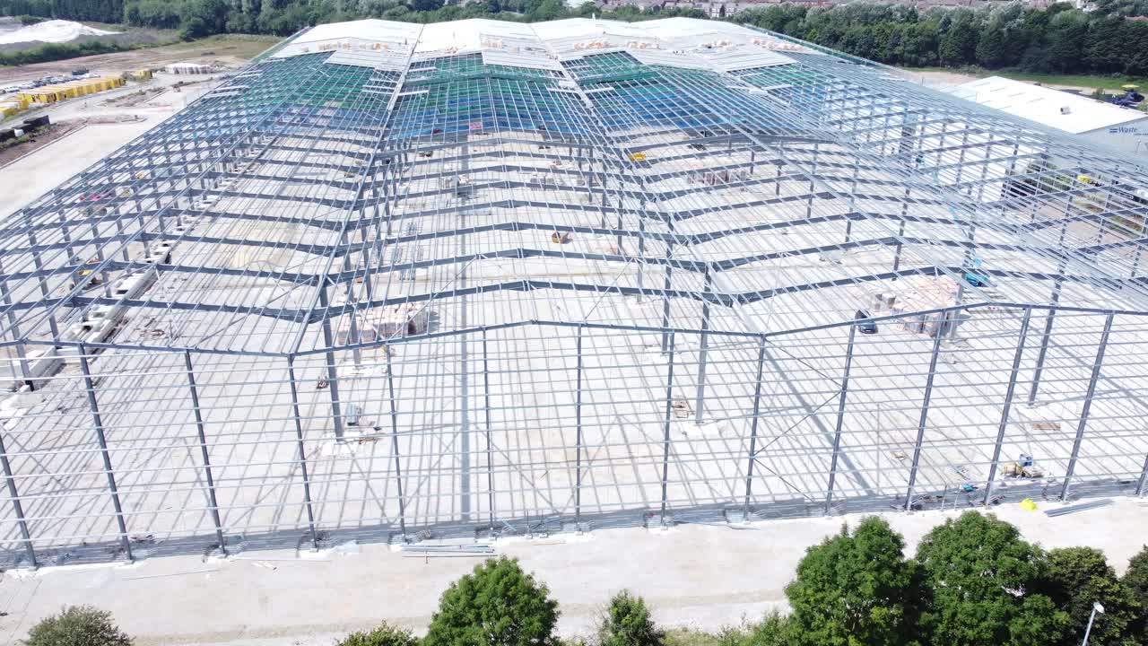 la industria de la construcción de vigas de hierro metálico marco de almacén sitio de construcción vista aérea subir atrás