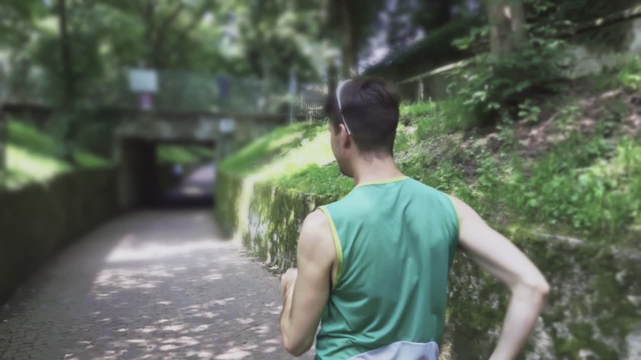 슬로우 모션으로 조깅하는 러너