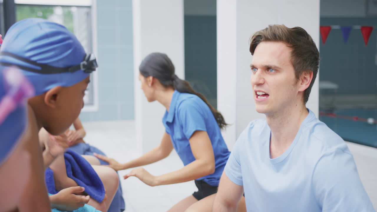 남자 와 여자 코치 들 이 수영 수업 에서 아이 들 에게 수영 수영 수영 수영 수영 수영 수영 수영 수영 수영 수영 수영 수영