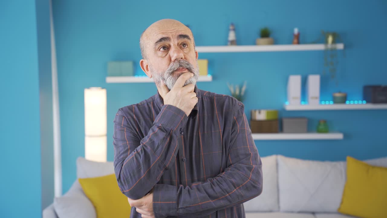 un anciano cuidadoso.