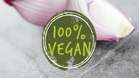 video de 100 por ciento de texto vegano en primer plano de cebollas rojas