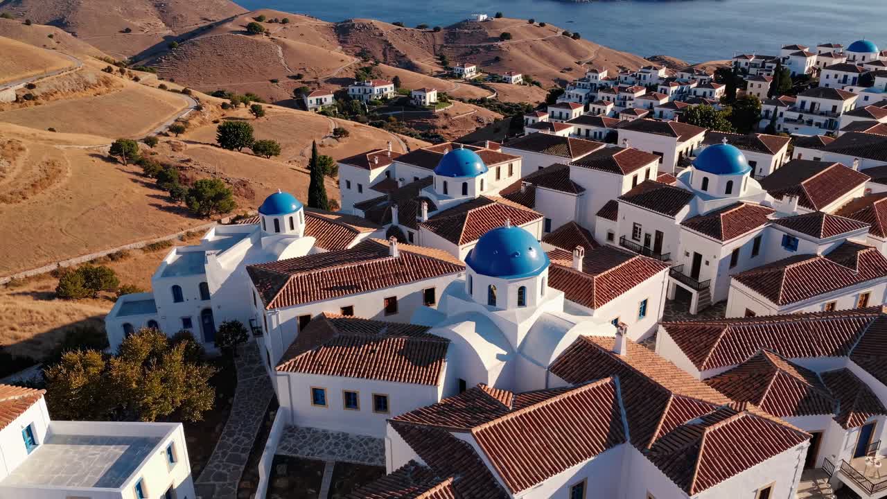 Mavi Kubbeli Pastoral Yunan Köyü