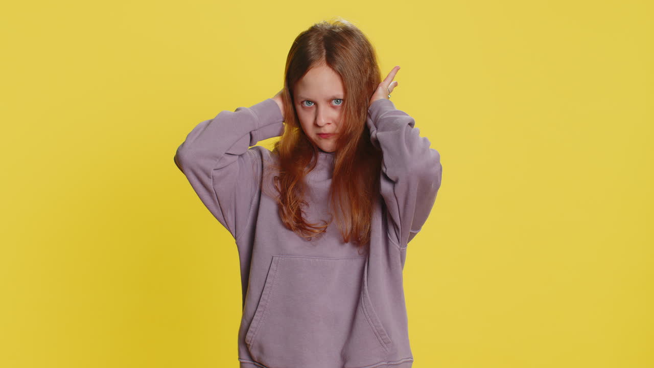 좌절 된 젊은 여학생 아이 귀 를 가리키고 불쾌 한 소음 을 무시 하고 큰 목소리 를 피 하고 조언 을 피 한다