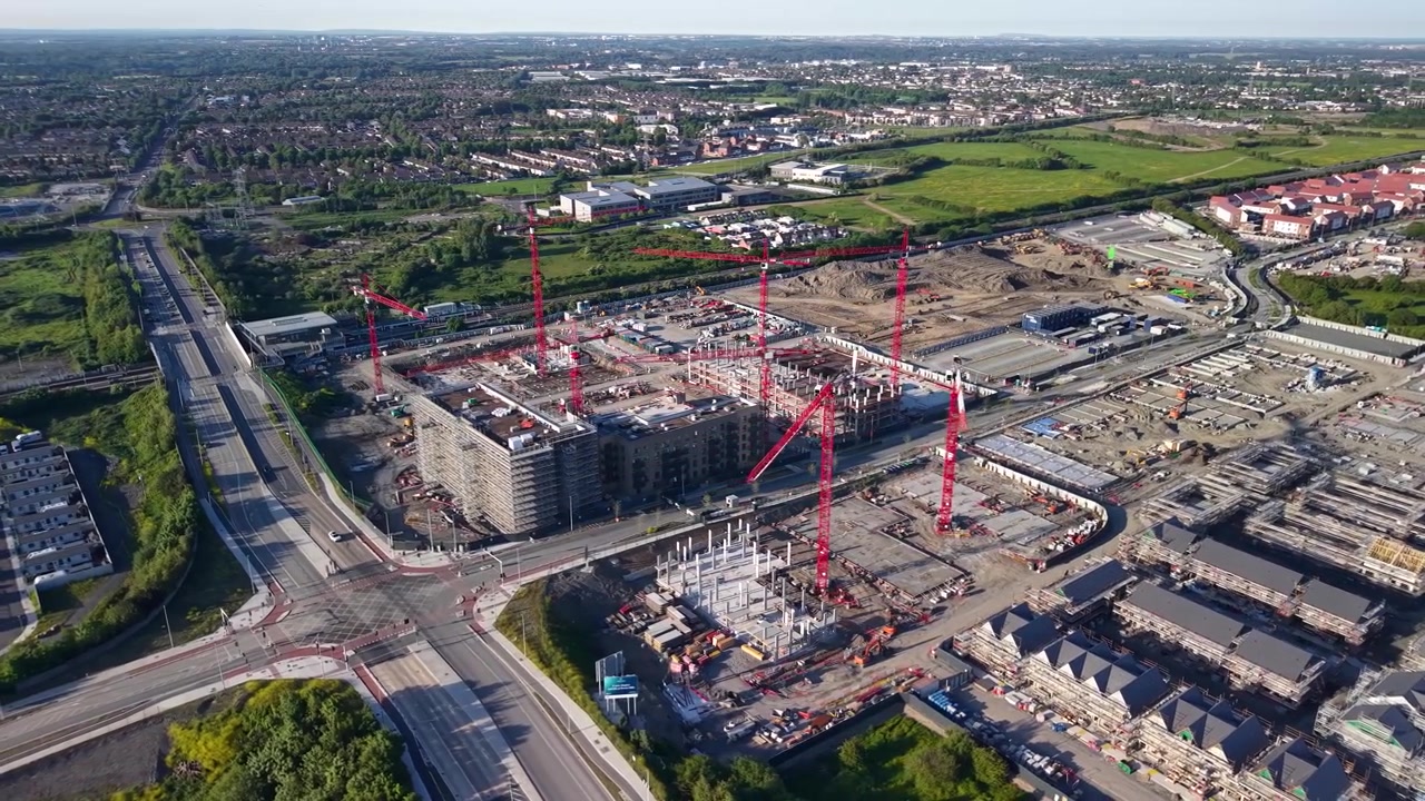 Vista aérea de la construcción de nuevos apartamentos en Seven Mills, Dublín, con múltiples grúas torre