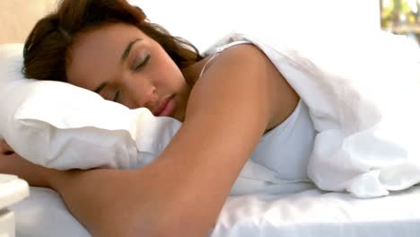 mujer pacífica durmiendo en la cama
