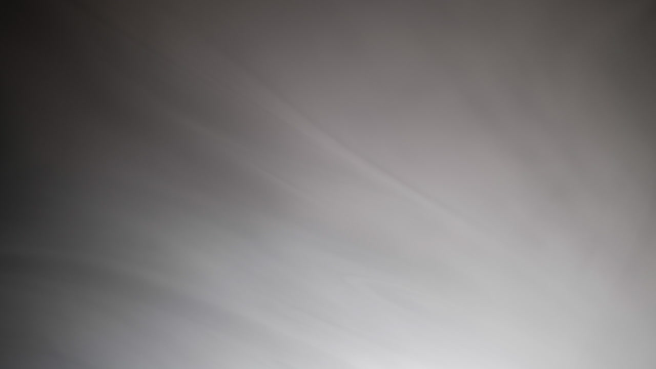 할로윈 또는 공상과학 소설, 공상과학 소설 배경의 어두운 배경 앞에 연기와 안개