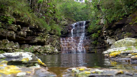 un vídeo en cámara lenta de una cascada dentro de un bosque