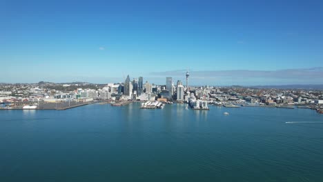 Waterfront-City-Skylines-And-Port-In-Auckland,-North-Island,-New-Zealand