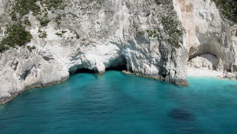 zakynthos clifftop pan a través de cuevas