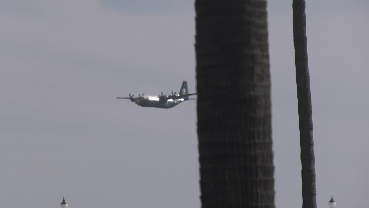 avión hace acrobacias sobre playa concurrida