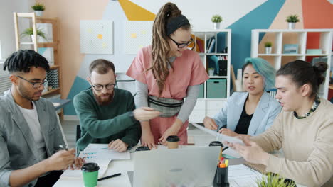 reunión de equipo en una oficina moderna