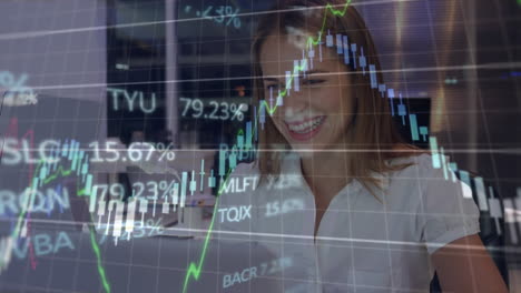 animación del procesamiento de datos financieros sobre una mujer de negocios caucásica que usa computadora en la oficina