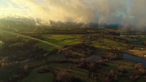 volando sobre el paisaje de cuento de hadas en otoño soleado