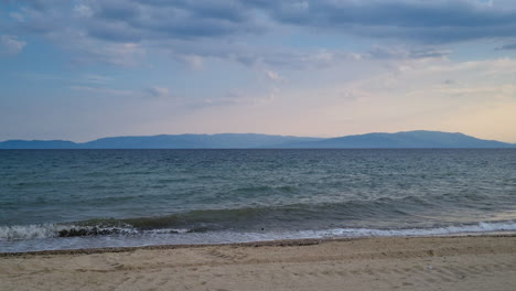 Playa-En-Grecia-Con-Playa-De-Arena-Y-Olas-Rompiendo