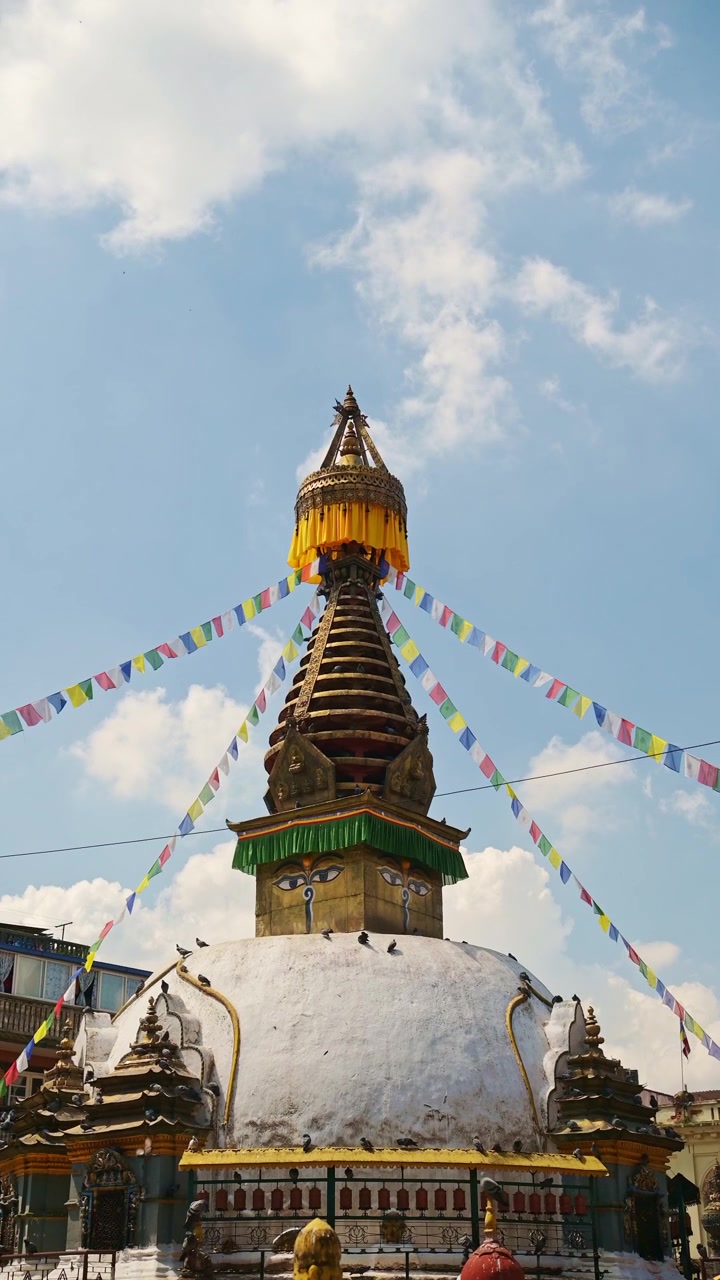 Bandiere di preghiera buddiste tibetane a Kathmandu in un tempio in Nepal. Video verticale per social media, Instagram Reels e Tiktok, con Stupa d'oro, un bellissimo simbolo religioso di preghiera nel Buddismo