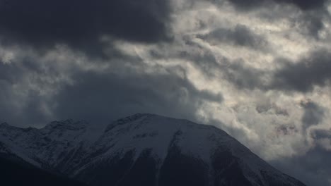 pico de la montaña con nubes y nieve ligera time-lapse