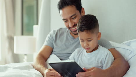 Padre,-Niño-Y-Niño-Con-Tableta-En-El-Dormitorio