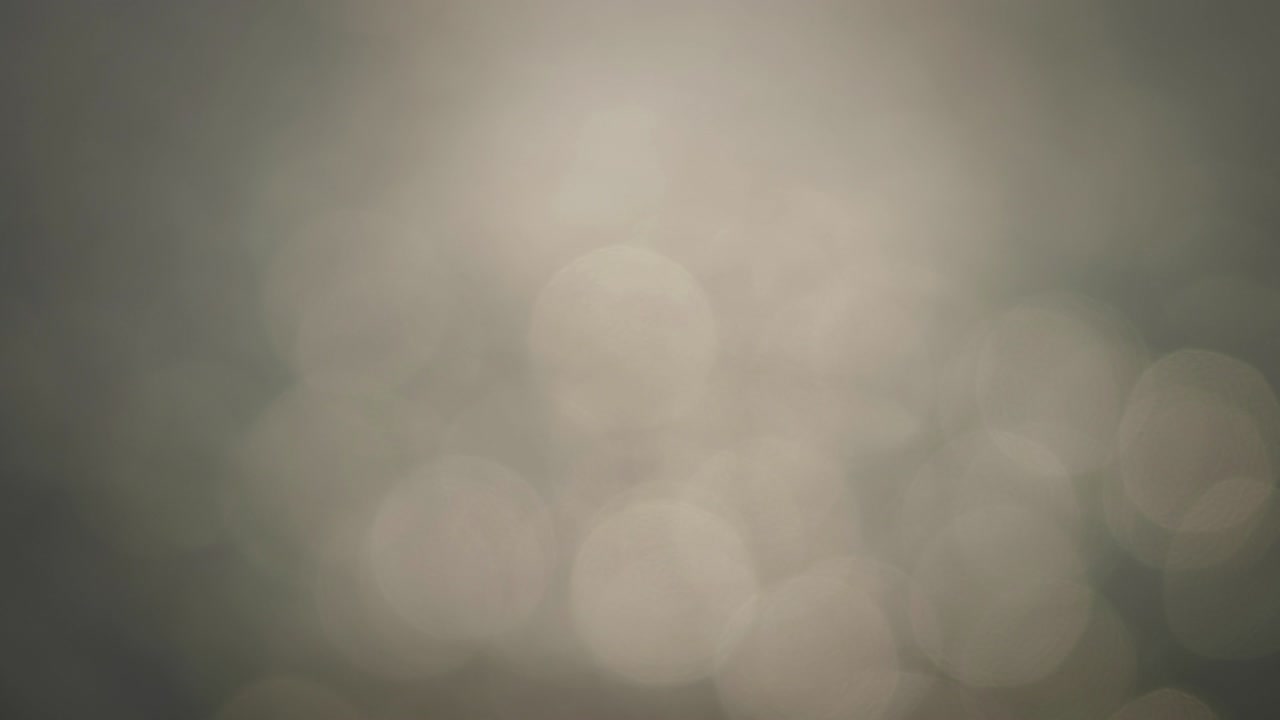 luces desenfocadas en el fondo.