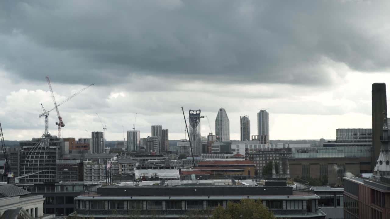 el paisaje urbano de londres bajo un cielo nublado