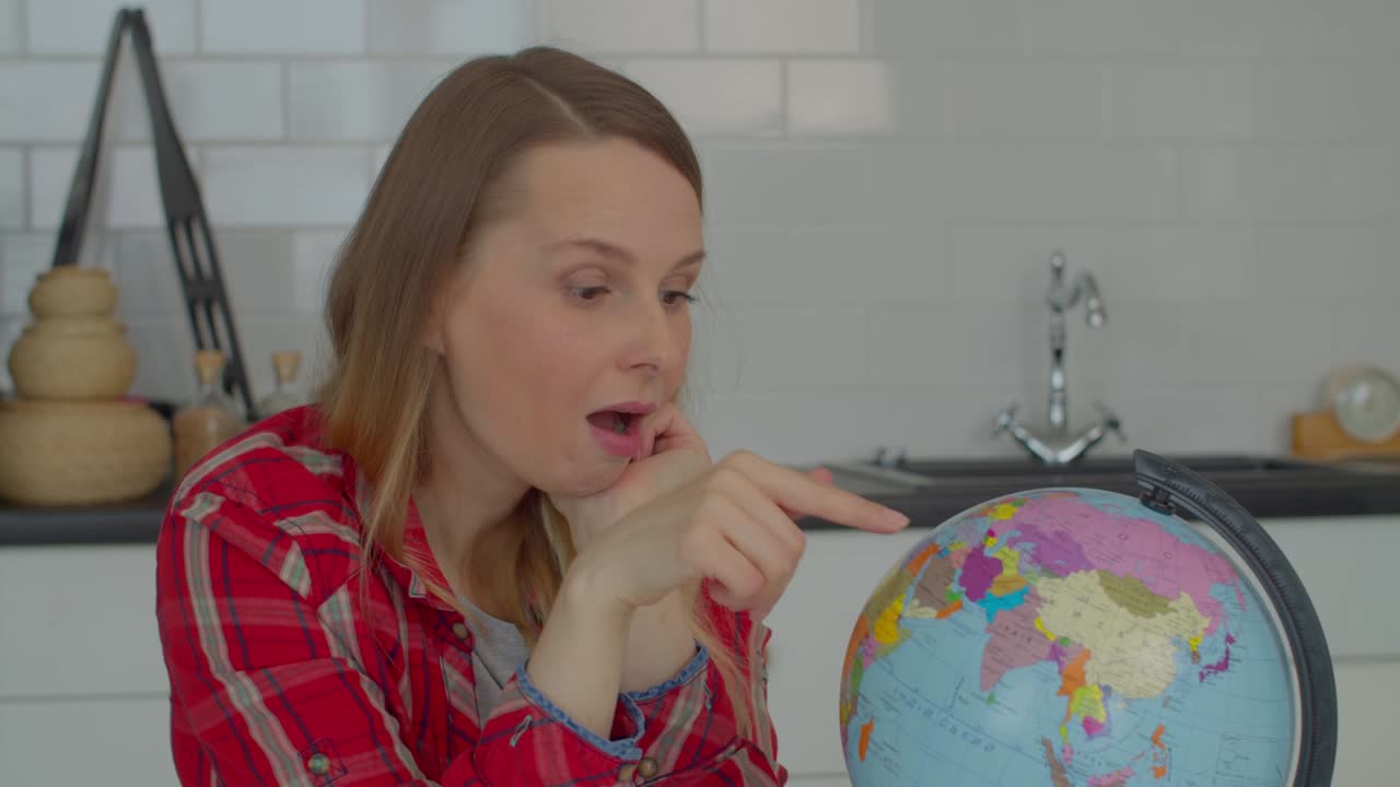 excitada mujer de mediana edad con los ojos cerrados planeando vacaciones usando el globo