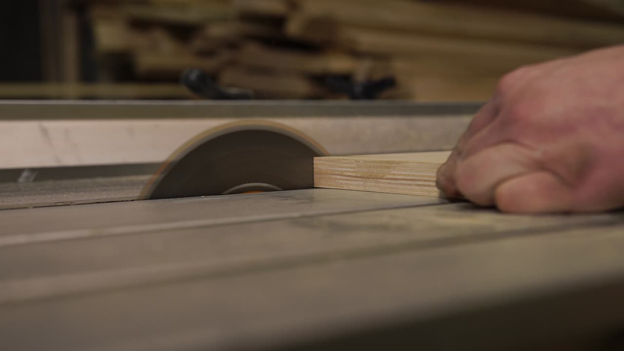 목수, 노동자가 작업 벤치에 원형 도끼로 나무판을 잘라