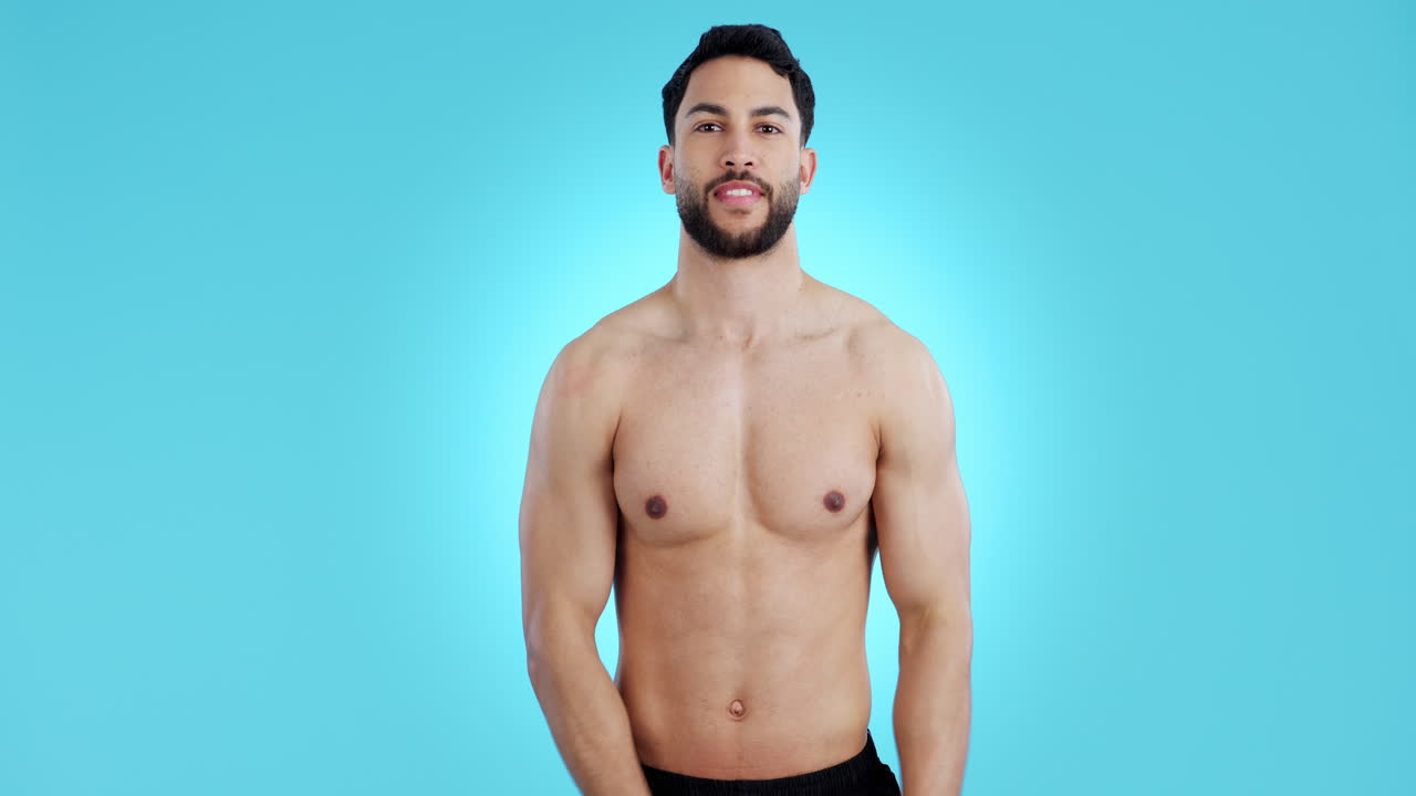 hombre feliz flexiona el músculo, el cuerpo