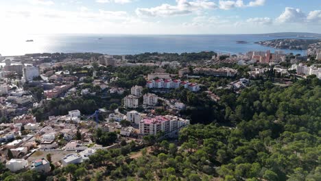 Costa-De-Palma-De-Mallorca-Con-Paisaje-Urbano-Y-Mar,-Vista-Aérea