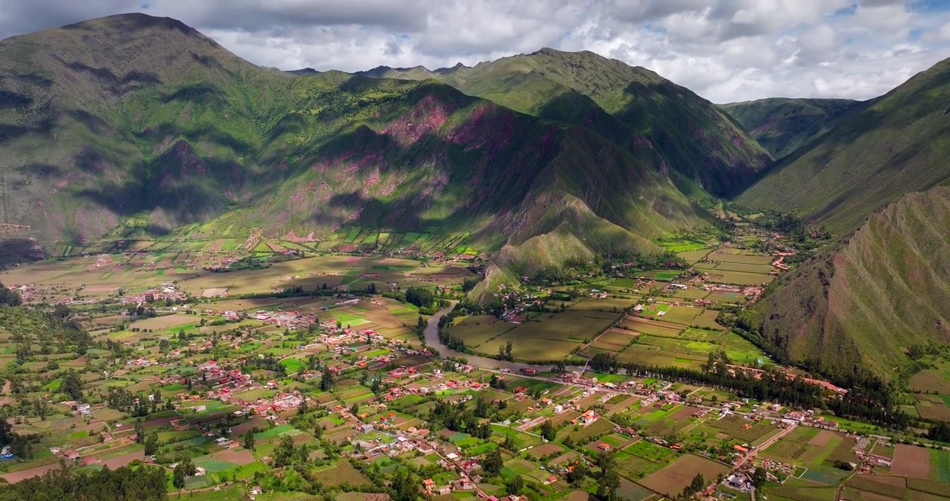 Città di Huayllabamba nella fertile Valle Sacra del Perù, ripresa aerea in salita che rivela